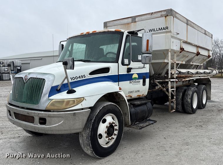 2003 International 4400 fertilizer delivery truck - FK1062