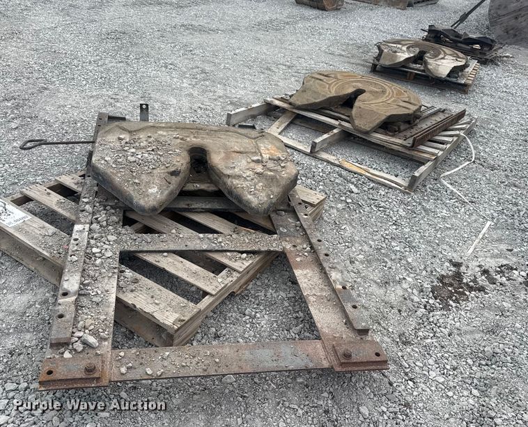 (4) fifth wheel plates - DQ4203