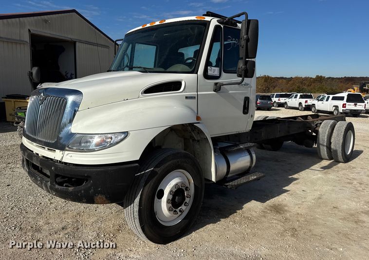 2010 International 4300 truck cab and chassis - DW6676