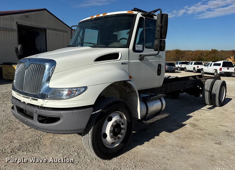 2010 International 4300 truck cab and chassis - DW6679