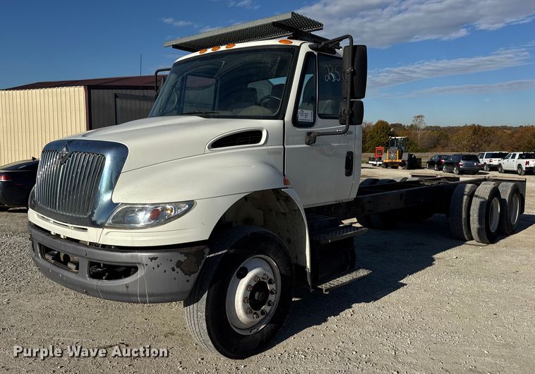 2010 International 4400 DuraStar truck cab and chassis - DW6680