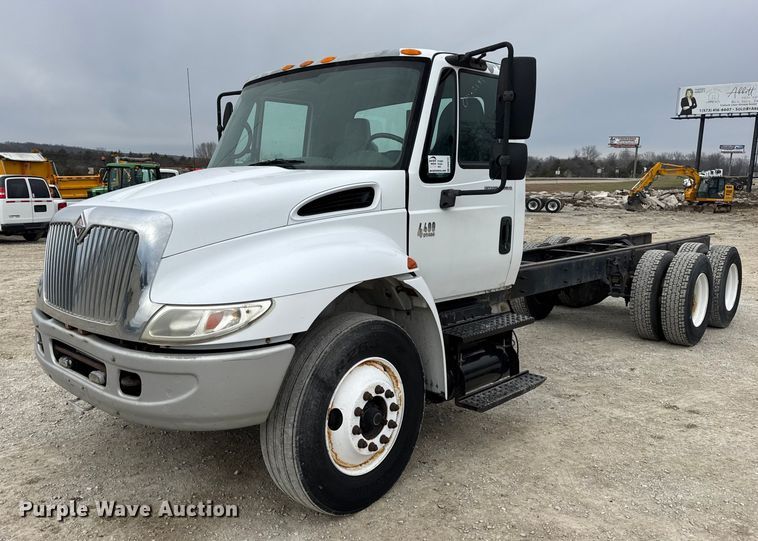 2004 International 4400 truck cab and chassis - DW6731