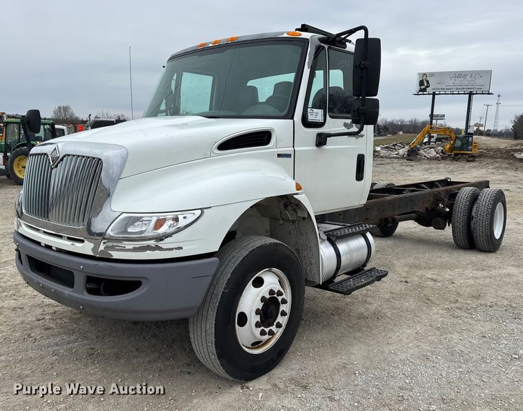 2010 International 4300 truck cab and chassis - DW6732