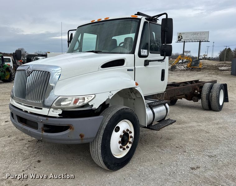 2010 International 4300 truck cab and chassis - DW6733