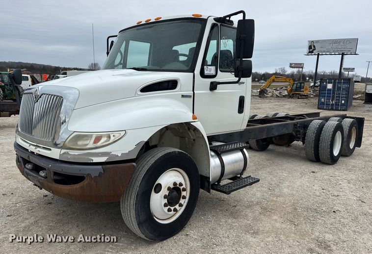 2009 International 4400 truck cab and chassis - DW6734