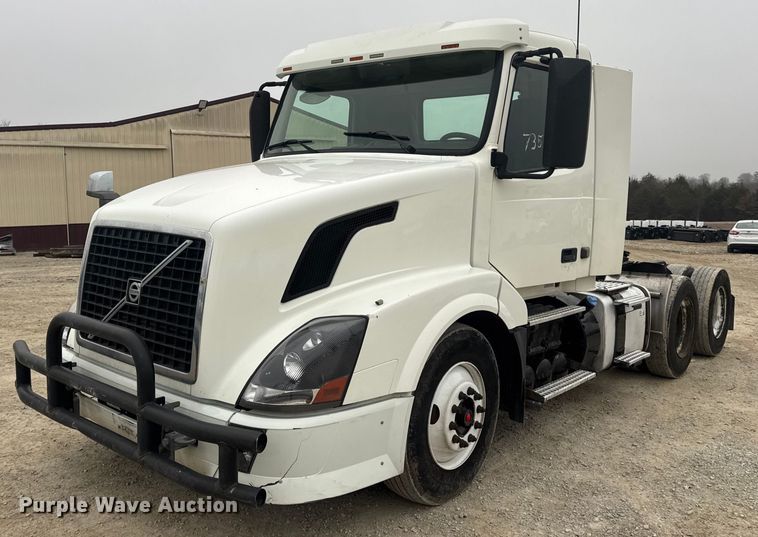 2013 Volvo VNL semi truck - DW6735