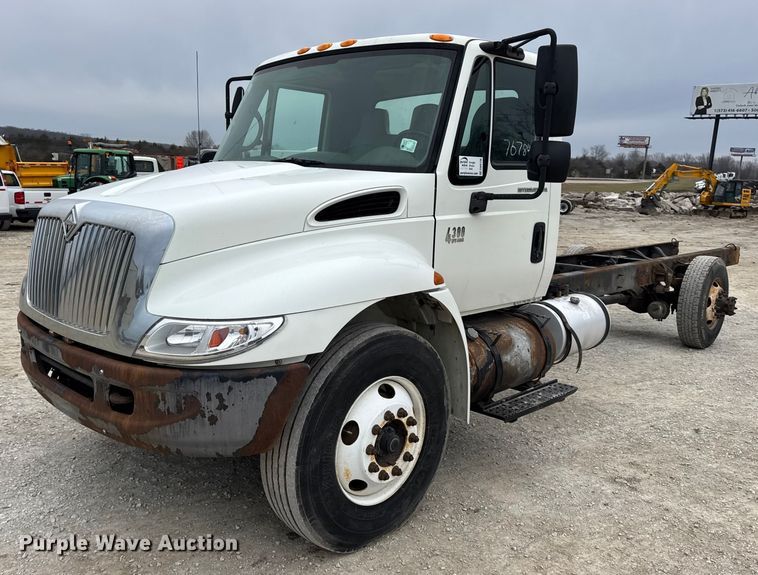 2007 International 4300 truck cab and chassis - DW6736