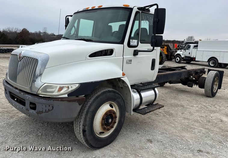 2006 International 4300 truck cab and chassis - DW6737