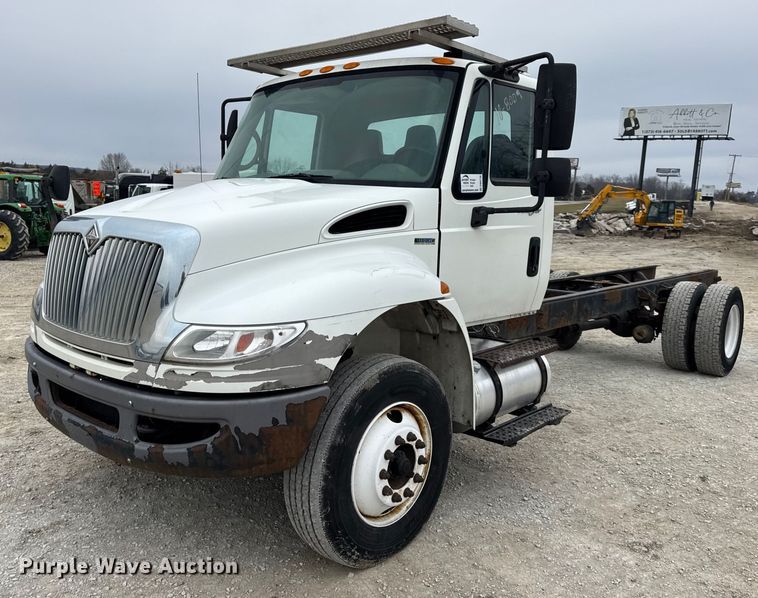 2010 International 4300 truck cab and chassis - DW6738