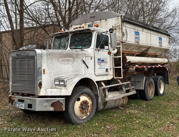 1988 Freightliner Conventional FLC fertilizer delivery truck - EA2122