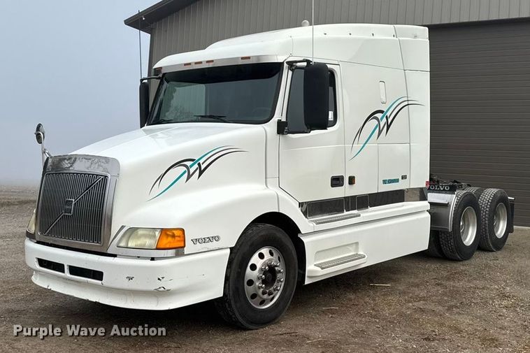 2002 Volvo VNL semi truck - EA2233
