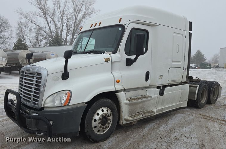 2016 Freightliner Cascadia semi truck - EB1212