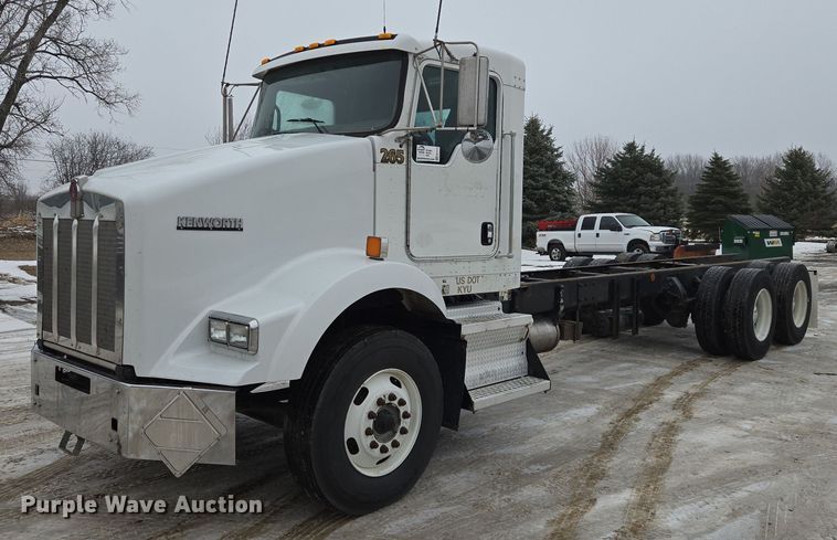 2012 Kenworth T800 truck cab and chassis - EB1213