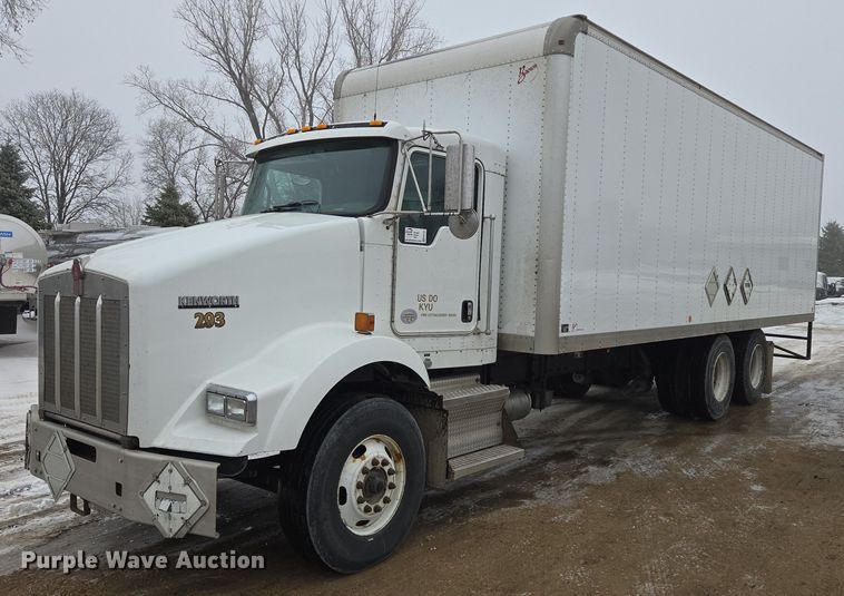 2016 Kenworth T800 box truck - EB1221