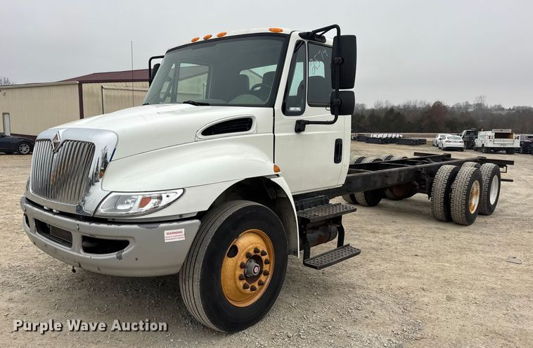 2010 International 4400 truck cab and chassis - EN0819