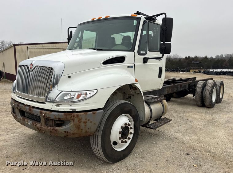 2013 International 4400 truck cab and chassis - EN0820