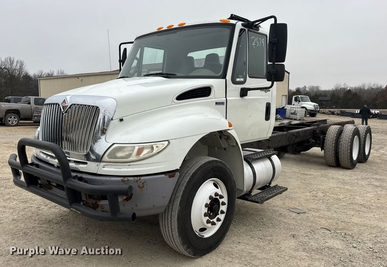 2013 International 4400 truck cab and chassis - EN0823