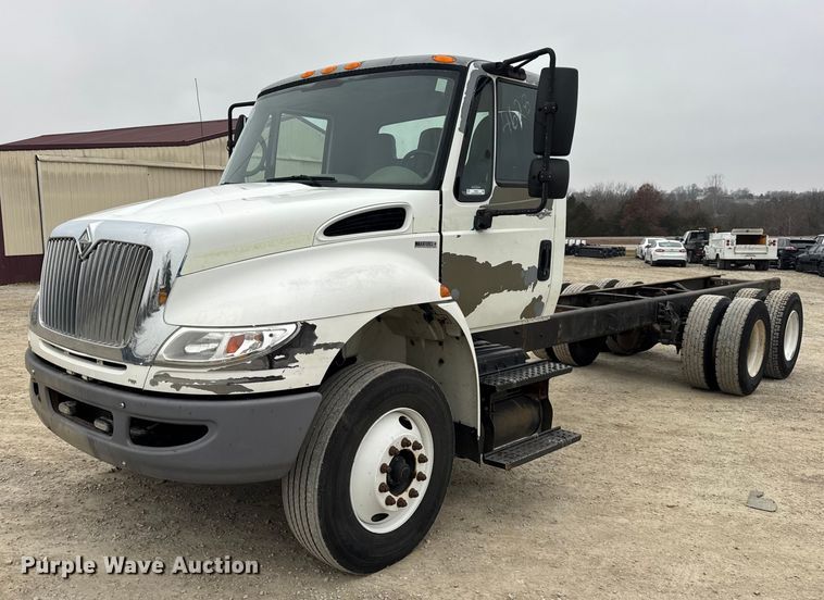 2010 International 4400 truck cab and chassis - EN0824