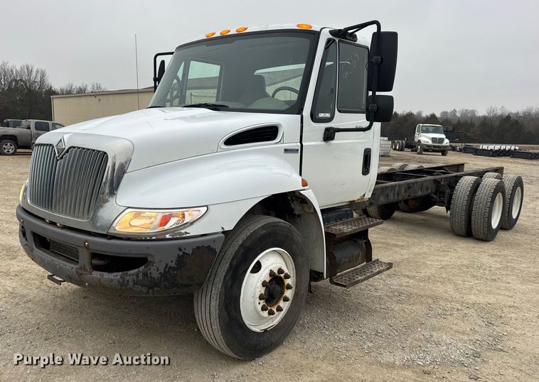 2009 International 4400 truck cab and chassis - EN0825