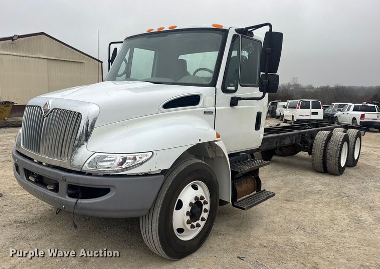2010 International 4400 truck cab and chassis - EN0826