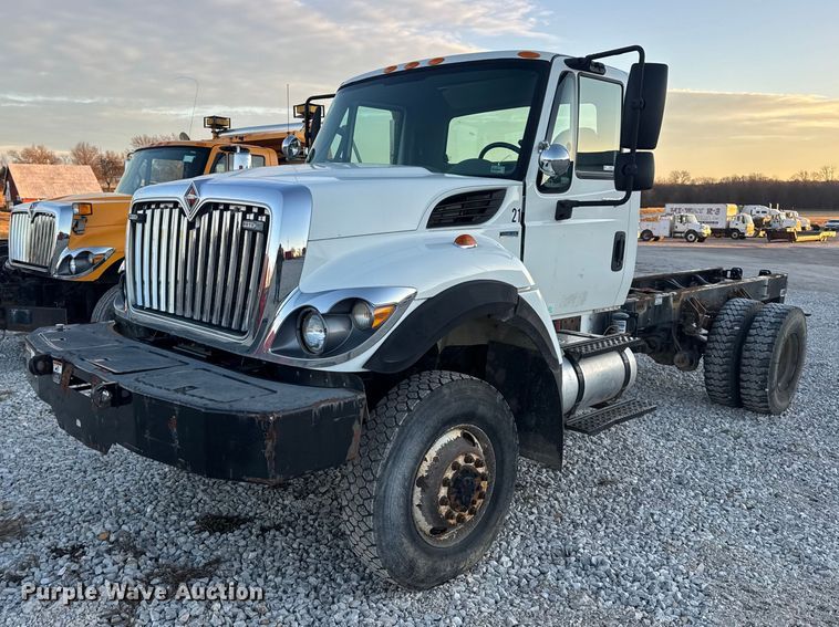 2011 International 7400 truck cab and chassis - EN0860