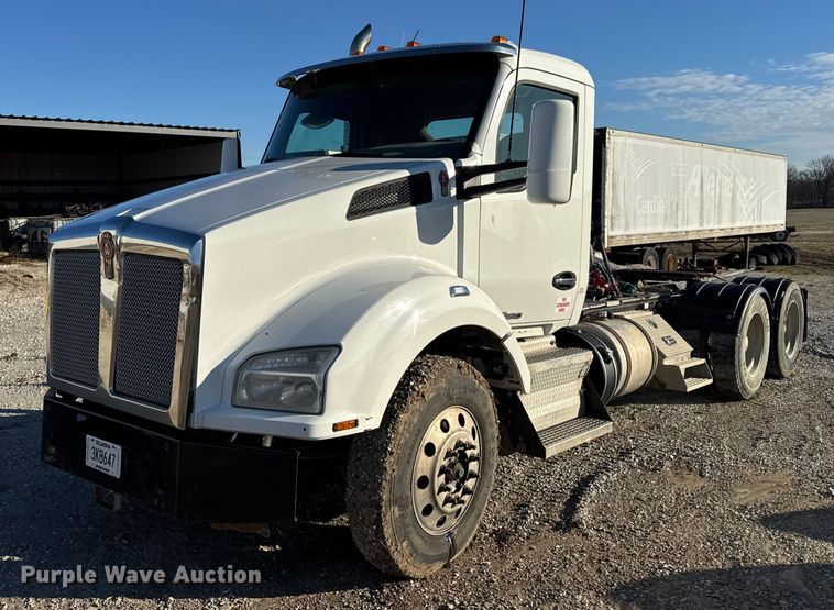 2015 Kenworth T880 semi truck - EN0865