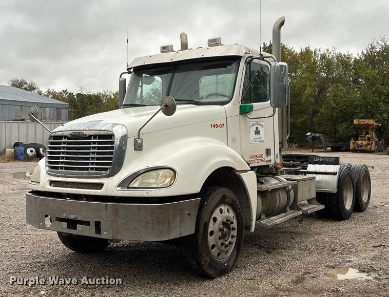 2007 Freightliner Columbia semi truck - EN5744
