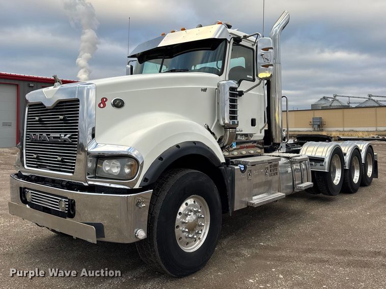 2012 Mack TD713  semi truck - ER0390