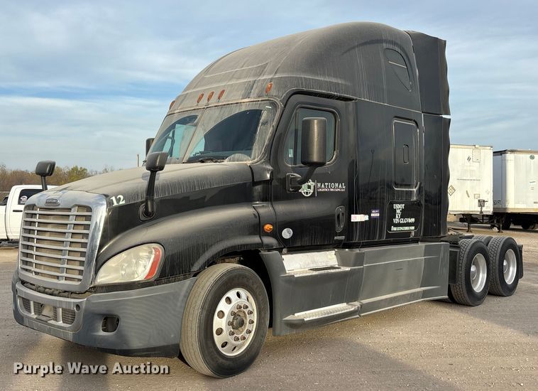 2016 Freightliner Cascadia semi truck - ET7483