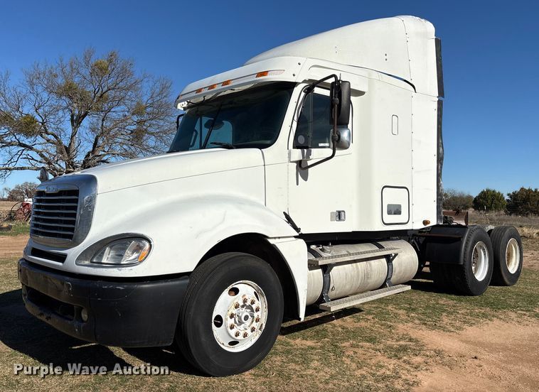 2005 Freightliner Columbia semi truck - ET7485