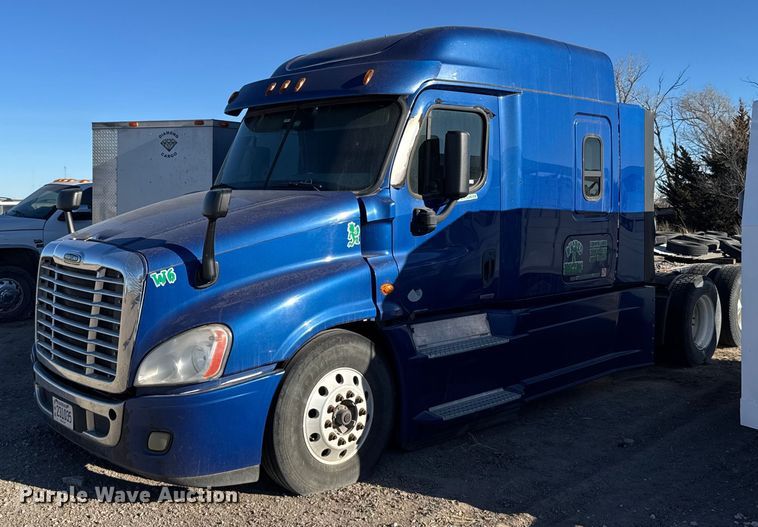 2016 Freightliner Cascadia semi truck - FB0542