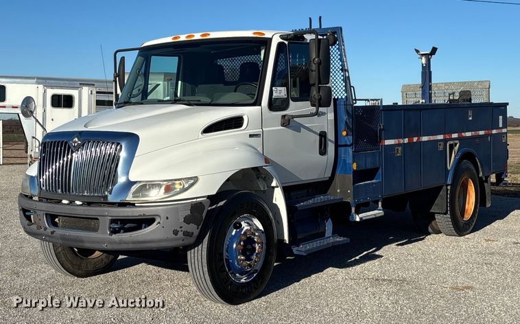 2010 International DuraStar 4300 flatbed truck - FI1572