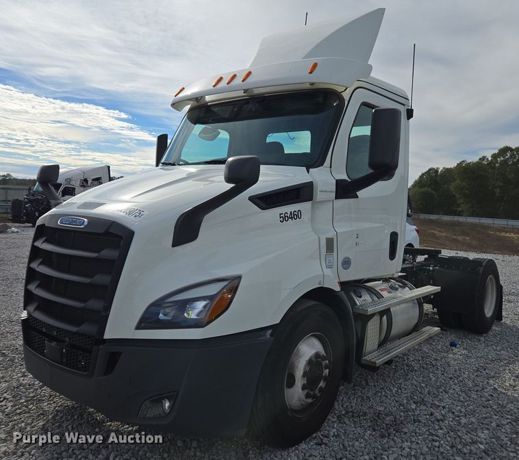 2019 Freightliner Cascadia semi truck - YA1417