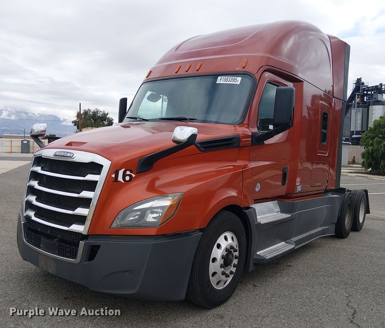 2020 Freightliner Cascadia semi truck - YA1484