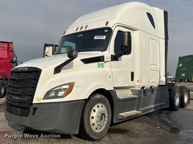 2018 Freightliner Cascadia semi truck - YA1675