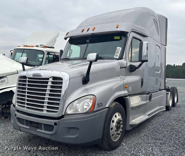 2015 Freightliner Cascadia semi truck - YA1779