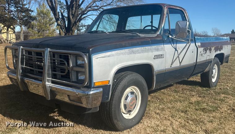 1982 GMC C2500 pickup truck - DQ4201