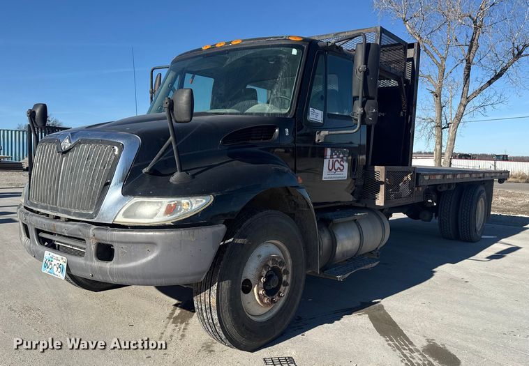 2008 International 4400 flatbed truck - DQ4217