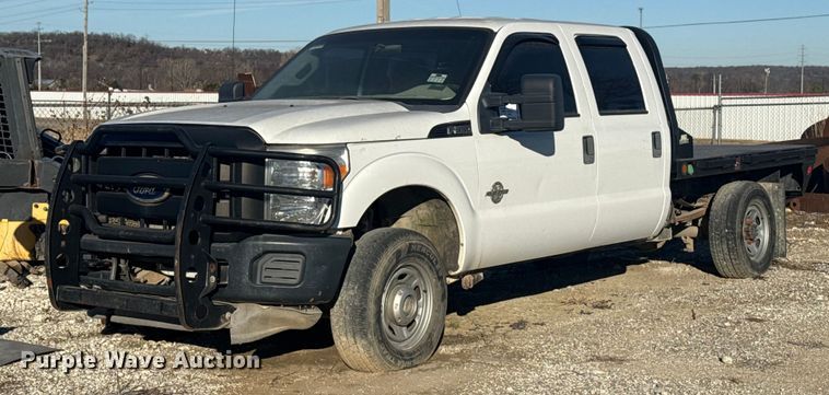 2011 Ford F350 Super Duty Crew Cab flatbed pickup truck - DQ4218
