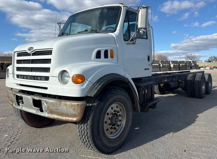 2003 Sterling L7500 truck cab and chassis - DQ4229