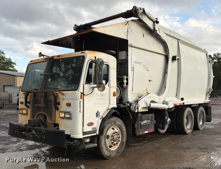 2005 Peterbilt 320 refuse truck - ED5049