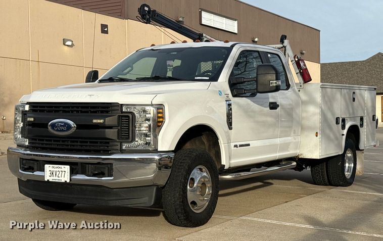 2018 Ford F350 Super Duty Ext. Cab utility bed pickup truck - ES5618