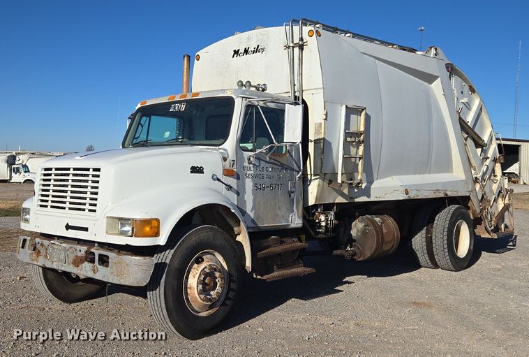 1999 International 4900 refuse truck - ET1165