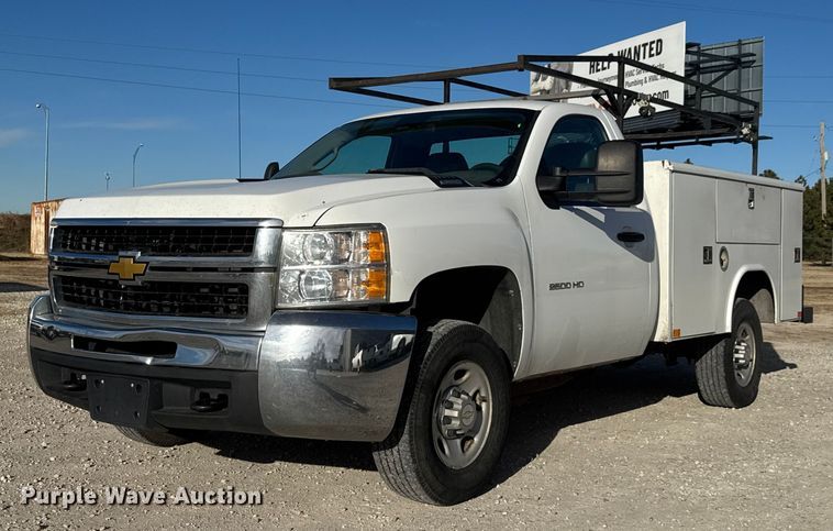 2010 Chevrolet Silverado 2500HD utility bed pickup truck - ET4387
