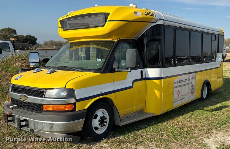 2017 Chevrolet Express G4500 shuttle bus - EU7144