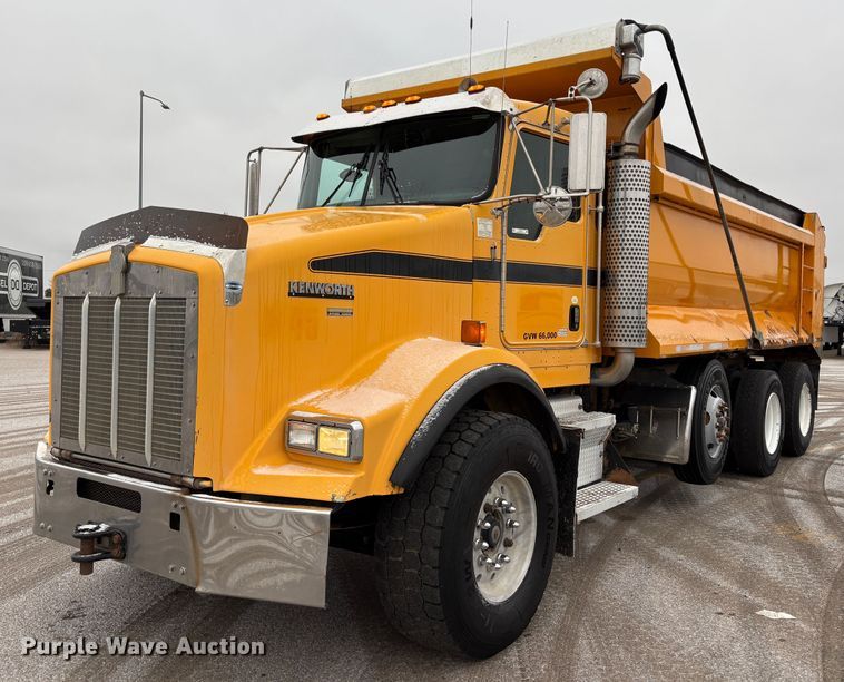 2005 Kenworth T800 dump truck - EU8575