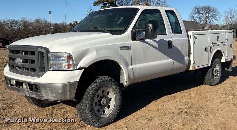 2005 Ford F250 Super Duty XL Ext. Cab utility bed pickup truck - FG2522