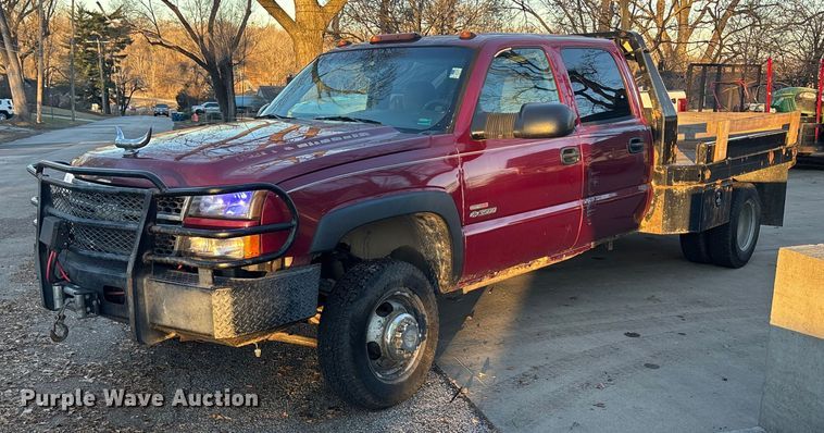 2005 Chevrolet Silverado 3500 Crew Cab flatbed pickup truck - OE9276
