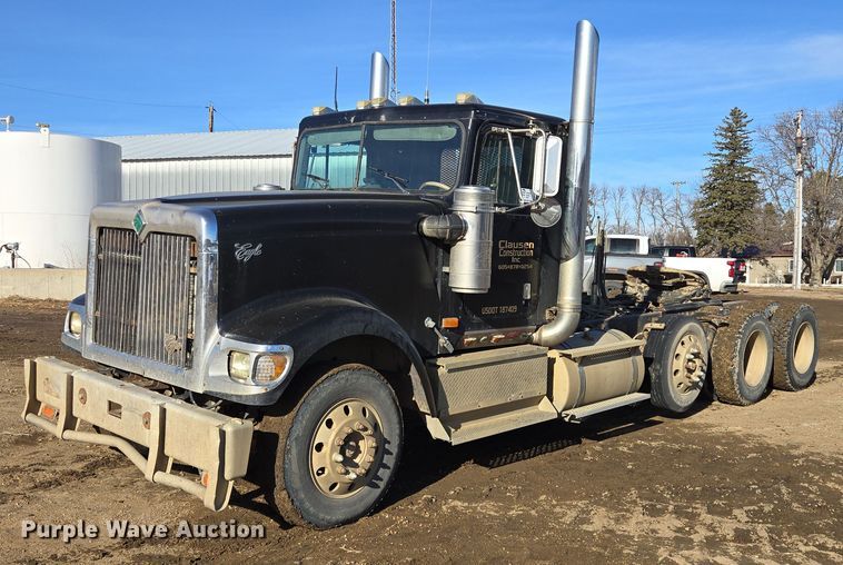 1999 International 9900 semi truck - EB1228