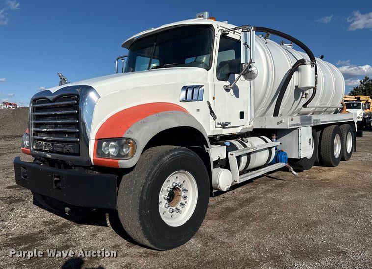2013 Mack GU713 vacuum truck - EG1800